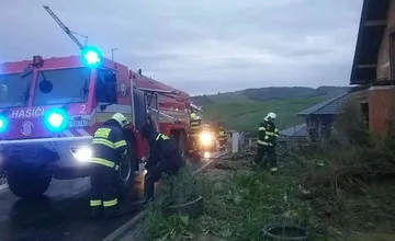 Novostavba skončila v plameňoch. Podozrenie padá na úder blesku