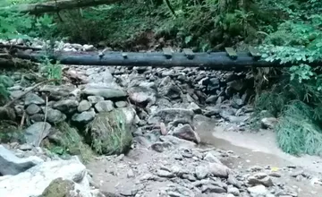 VIDEO: Strhnuté mostíky aj zosunutá pôda. Prudké dažde zničili obľúbenú ferratu v Martine