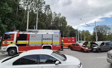 FOTO: Na hlavnom ťahu v Žiline rátajte so zdržaním. Pri zrážke áut zasahujú záchranné zložky