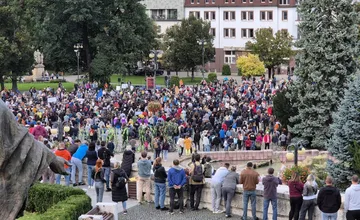 VIDEO: Proti ožobračovaniu v Žiline protestovali tisícky ľudí. Boja sa chudoby aj straty práce