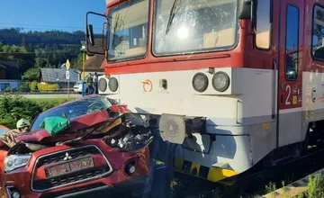 Pri Žiline narazil vlak do auta na priecestí, hlásia zranených. Železničnú dopravu prerušili