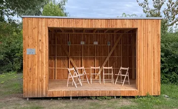 Žilinským študentom chýbal v areáli školy altánok. Našli spôsob, ako ho postaviť bez vlastných výdavkov