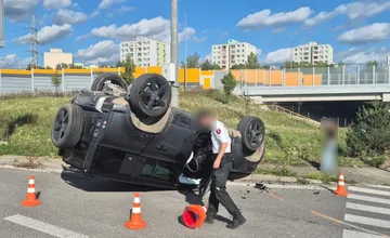 Nehoda na križovatke na Solinkách, auto skončilo na streche