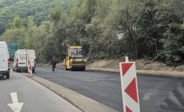 FOTO: Pod Strečnom sa frézuje a asfaltuje aj cez víkend. Cestári púšťajú autá striedavo