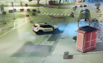 Muž po náročnej operácii sa nemal ako dostať domov. Pomohli mu mestskí policajti