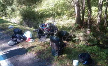 Z motorky ostala len kopa šrotu. Po náraze do stromu v Turci odviezol vodiča vrtuľník 
