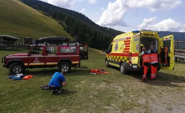 Na zjazdovke pri Hrabove si cyklista poranil hlavu a zlomil kľúčnu kosť. Zobrala ho sanitka