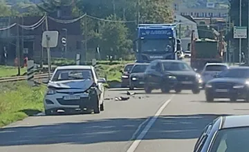 Cestu pri kysuckej nemocnici blokuje havarované auto. Upchávajú sa aj okolité ulice
