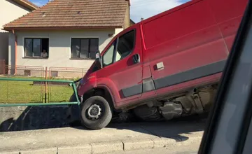 Vodič dodávky prerazil zábradlie v obci pri Žiline. Vozidlo sa zaseklo nad potokom