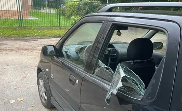 Zlodej na Vlčincoch sa sklamal. Na zadnom sedadle auta nenašiel to, čo chcel