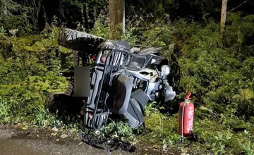 Opitý vodič na štvorkolke viezol dieťa. Po nehode obidvoch previezli do nemocnice