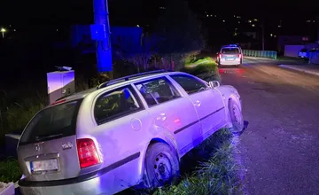 Pri Žiline narazilo auto do pouličnej lampy. Vodič sa zranil, zasahovali záchranné zložky