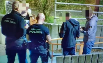 Chceli si zlepšiť „stav“? Trojica mužov popíjala na detskom kolotoči priamo pod kamerami