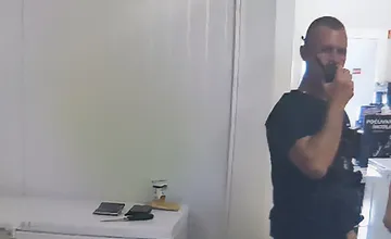 Zlodeji ukradli tovar z liptovskej predajne, policajti im prišli zaklopať až na dvere domu