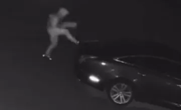 VIDEO: Vandal rozkopal auto parkujúce pred ambulanciou na Orave. Všetko videli kamery