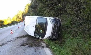Ranná nehoda v Turci: Pri Jasenove skončila dodávka mimo cesty