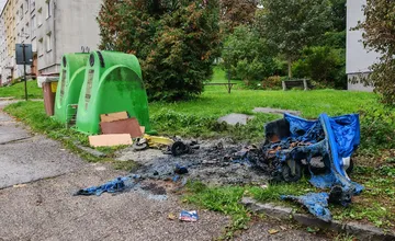 Vandali sa v Čadci opäť pustili do kontajnerov. Dve nádoby zhoreli do tla