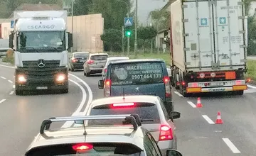 Cestu do Žiliny vodičom ráno komplikuje porucha kamióna. V kolóne stoja od zjazdu z diaľnice