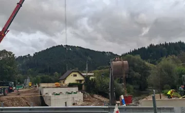 Cestu na Rajec dočasne uzavreli, v Porúbke pokladajú nový most. Dopravu riadi polícia