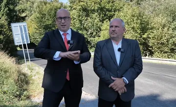 VIDEO: Cestu cez Kľak zdobí na 2 kilometroch nový asfalt. Dopravné obmedzenia ešte nekončia