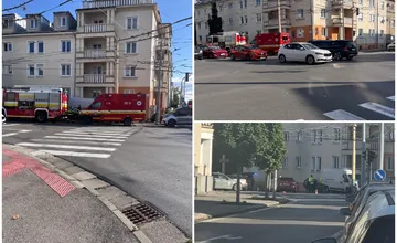 Na križovatke v centre Žiliny nabúrala dodávka do stĺpu na chodníku, zasahujú hasiči aj polícia (FOTO)