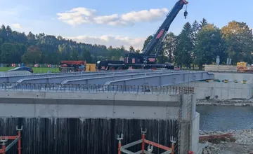 FOTO: Plynulá cesta do Rajca je o krok bližšie. Cez Rajčianku položili novú mostnú konštrukciu
