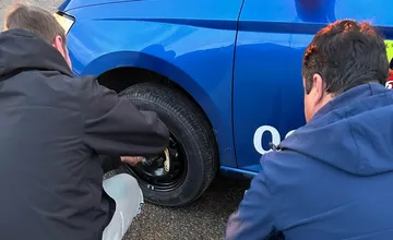 Okolo vodičky s defektom 40 minút jazdili autá bez zastavenia. Ďakuje Radovi, ktorý pomohol