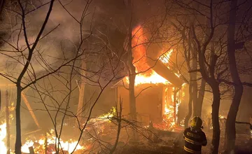 V Ružomberku zhorela sauna pri obsadenej chate. Hasiči sa štverali do náročného terénu