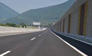 Ďalšie obmedzenia pre vodičov. Na diaľnici pri Dubnej Skale budú meniť dopravné značenie