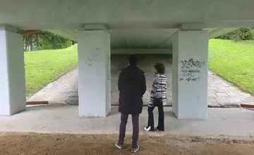 Do nových mostov na sídlisku Vlčince sa pustili vandali. Sledovať ich budú kamery