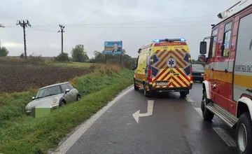 Po zrážke v Turci skončilo auto v priekope vedľa cesty. Zranených odviezli do nemocnice