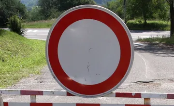 Na Kysuciach dočasne uzavrú cestu medzi dvoma obcami. Pre vodičov je dôležitou obchádzkou