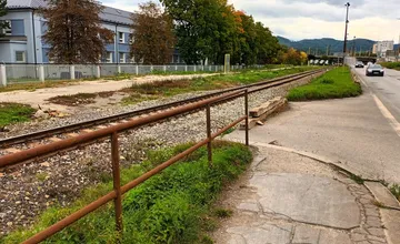 Tadiaľto Žilinčania prechádzajú cez koľajnice, sťažujú sa na pokuty. Koľkí zomreli pod vlakom?