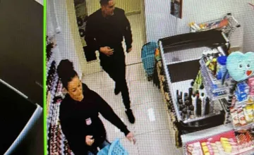 FOTO: Predajňa v Žiline zaznamenala krádež. Mladá dvojica mala ukradnúť drogériu za 120 eur
