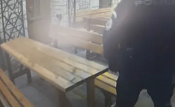 Zákazníci v podniku zadržali zlodeja, ktorý chcel ukradnúť zabudnutý mobil a ďalšie veci