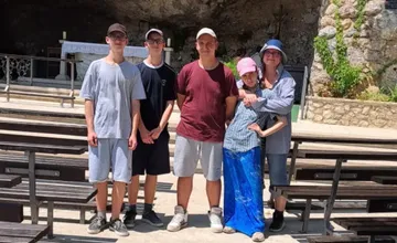 Rodina z Oravy prišla o mamu, dom aj príjem. Syn po tragédiách vážne ochorel, otec sa o štyri deti stará sám