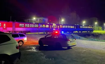 Na železničnej stanici zasahovala polícia. Dostala oznam o snahe o samovraždu