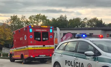 Hasiči zasahujú pri predajni bicyklov v Žiline. Horieť začala batéria