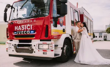 FOTO: Bytčiansky hasič Matej povedal svoje životné „áno“. Dôležitou súčasťou svadby bolo aj hasičské auto