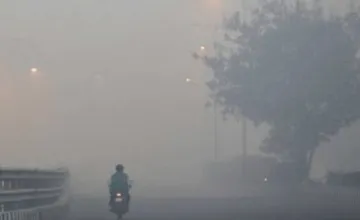 Cesty Žilinského kraja zahalila hustá hmla. Viditeľnosť je zlá, vodičom sa ťažšie sústredí