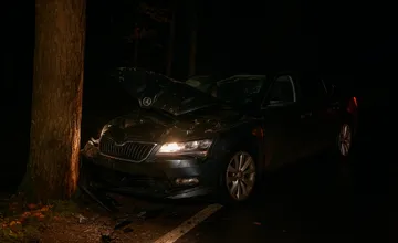 Opitý šofér spôsobil hrozivú nehodu. Za Oravskou priehradou vyletel z cesty, zastavil ho strom
