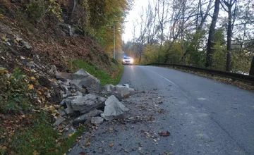 FOTO: Zosuv svahu pri ceste na Orave ohrozil vodičov. Stav skalného brala zhodnotí odborník