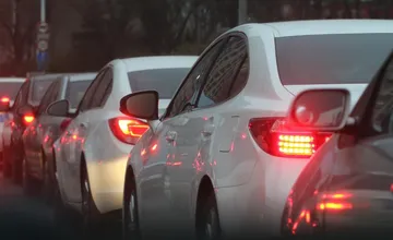 Púšťate autá z vedľajších ciest? Zápchy pri Žiline rozprúdili vášnivú debatu medzi vodičmi