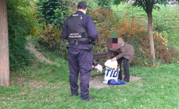 Mestskí policajti vyriešili problém netradične. Ženu bez domova presvedčili, aby po sebe upratala