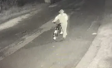 VIDEO: Žilinská polícia hľadá muža s klobúkom a bicyklom. Môže objasniť trestný čin