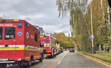 Dopravnú situáciu na hlavnom ťahu v Žiline skomplikovala nehoda. Hlásené sú zranenia