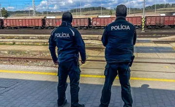 Zastavenie vlakov na Orave spôsobila nepozorná vodička. Narazila do železničného vozíka na priecestí