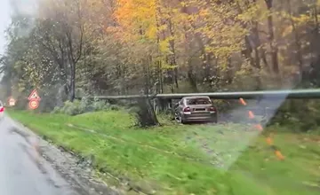 VIDEO: Vodič vyletel z Rosinskej cesty cez chodník, zostal zakliesnený pod potrubím