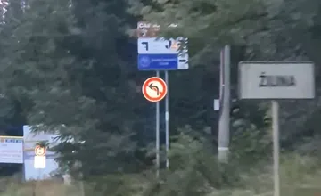 Na pravidelne poškodzovanú značku v Bytčici si posvieti polícia. Cestári ju vymenia za novú