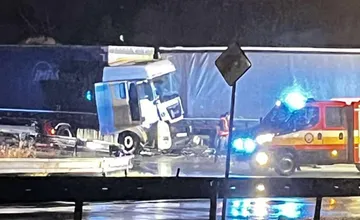 Hlavný ťah na Kysuce blokuje nehoda kamiónov. Zrazili sa na križovatke